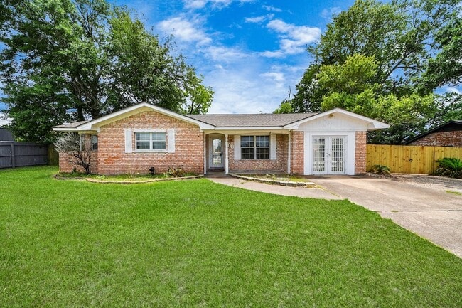 811 Hillcrest Dr