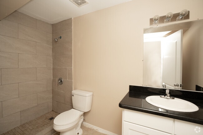 3BR, 2BA - 960SF - Bathroom