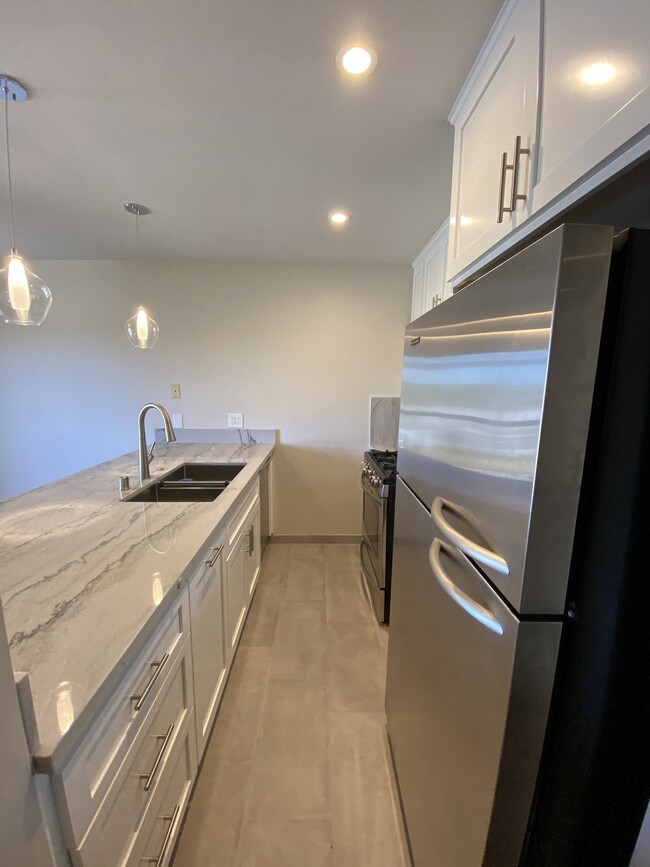 All new stainless steel appliances - 720 Meyer Ln Unidad 213