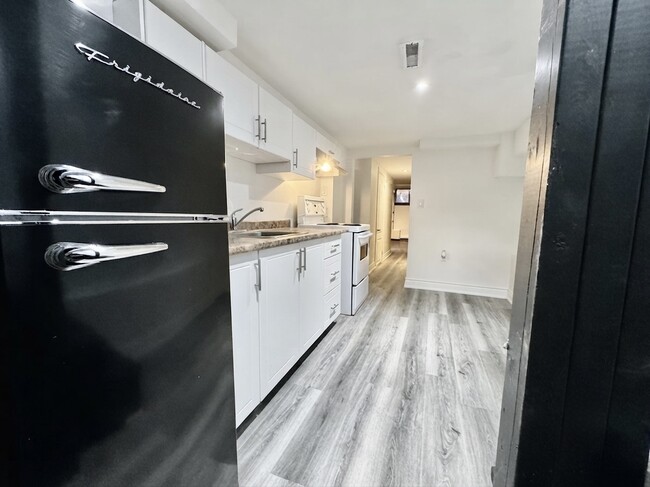 Photo - 909 Palmerston Ave