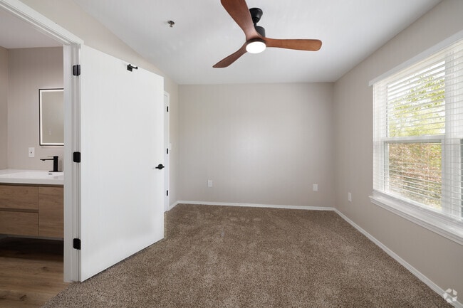 2BR, 2BA - 917SF - Primary Bedroom