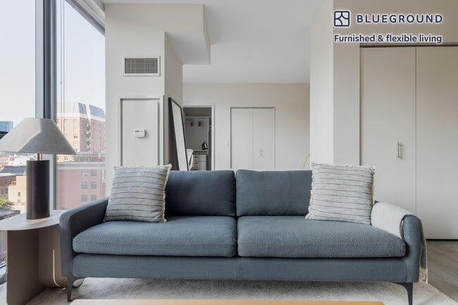 8 E Huron St Unidad SI FL10-ID971