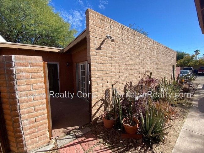 Building Photo - 3411 E Glenn St Unit 01