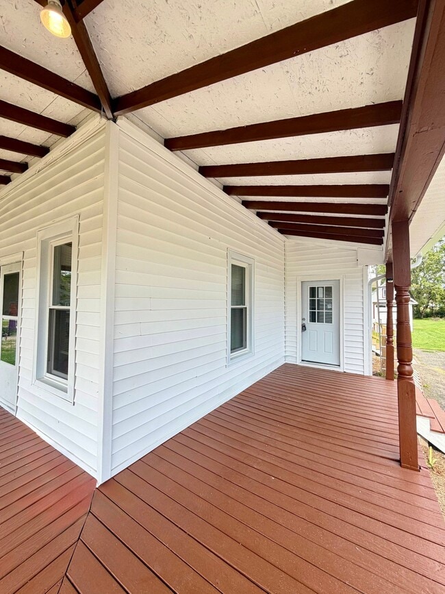 Photo - 37 N Kinzer Rd