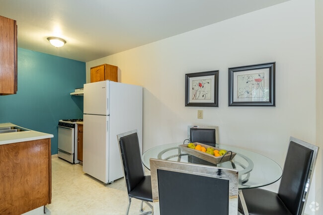 2 BR, 1 BA - 870SF