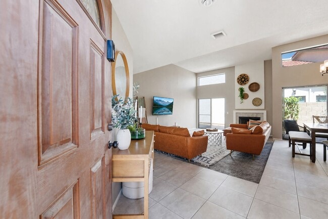 Building Photo - Move-in-ready home available furnished or unfurnished to suit your lifestyle!!