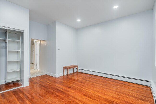 Photo - 25 W 10th St