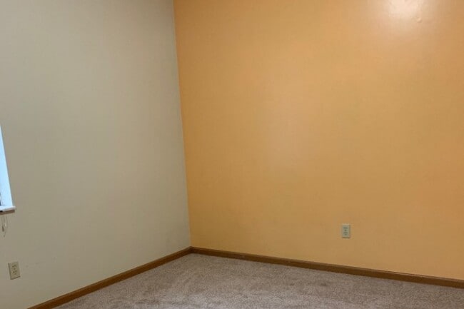 Dormitorio 1 con alfombra nueva - 6257 3rd Ave Unidad 6257