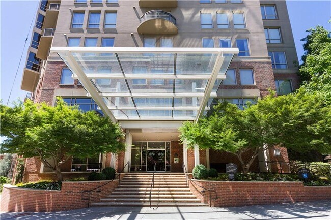 2626 Peachtree Rd NW Unidad 1008