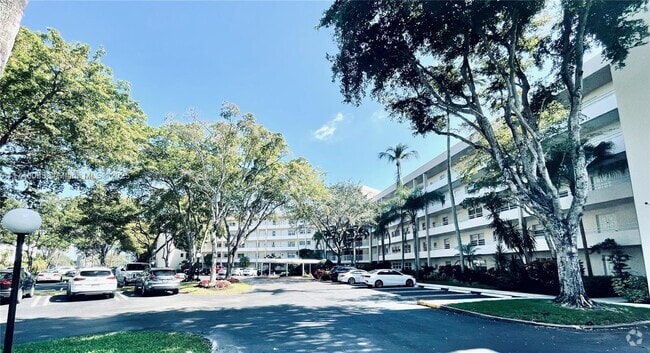 Building Photo - 3800 Oaks Clubhouse Dr Unit 112