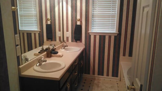 Photo - 813 SE Halstead Ct