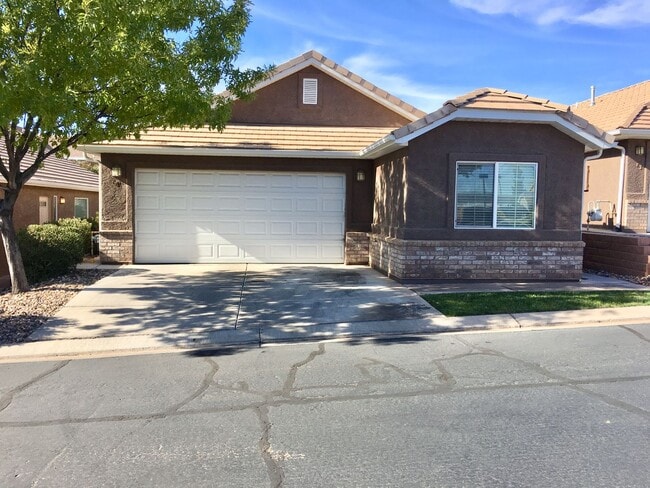 3-BR Townhome in Fox Cove - 3-BR Townhome in Fox Cove