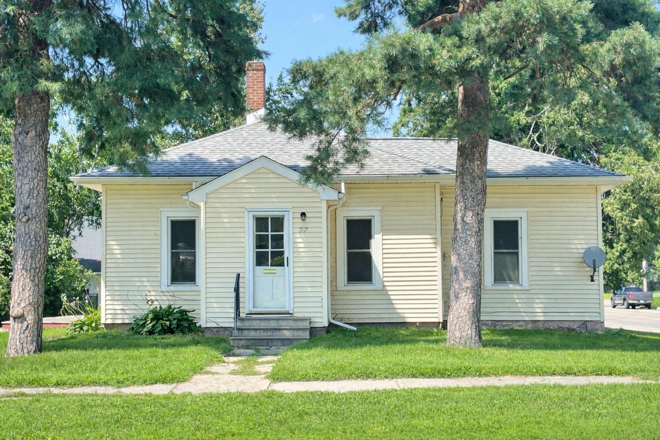 Photo - 717 2nd Ave NE