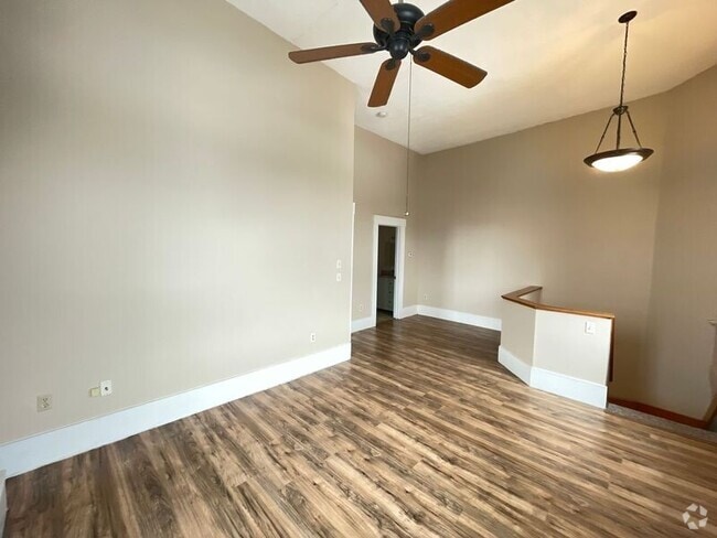 Building Photo - 46 Glass St Unit Apt. 6
