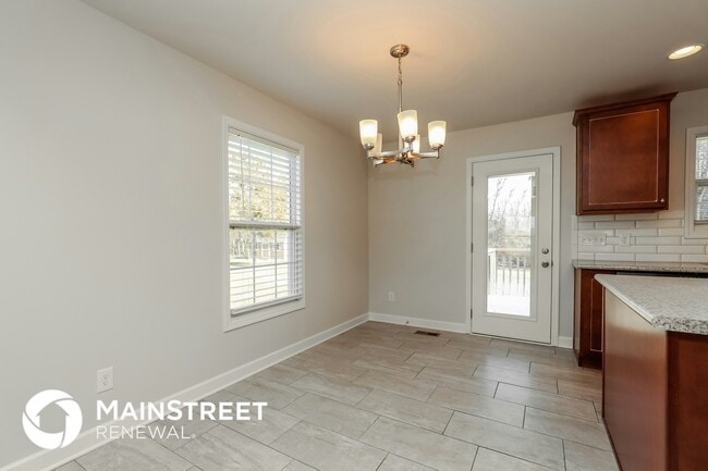 Photo - 460 Heatherwood Dr
