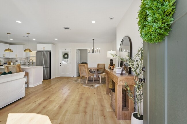 Photo - 712 E Kuehn St