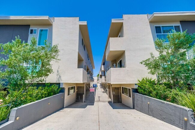 Photo - 437 &amp; 441 W. Queen St