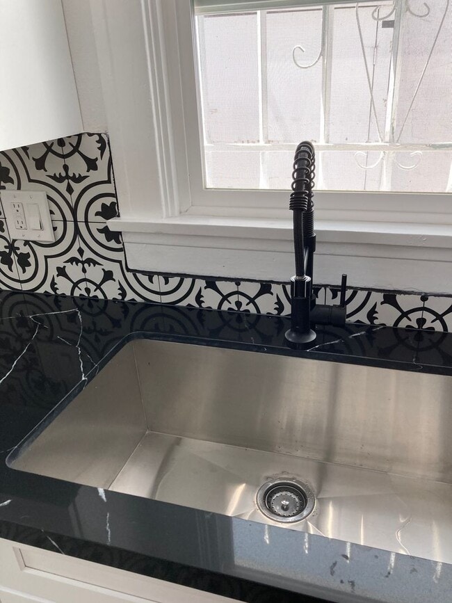 Photo - 5139 Melrose Avenue