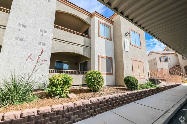 Building Photo - Upstairs condo Russell & Mountain Vista