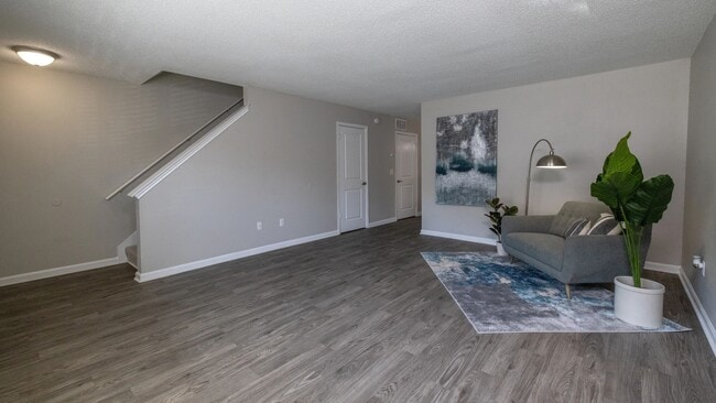 Celebre los grandes momentos de la vida en nuestras espaciosas salas de estar, perfectas tanto para entretener como para las noches familiares íntimas. - The Legends at Lake Murray