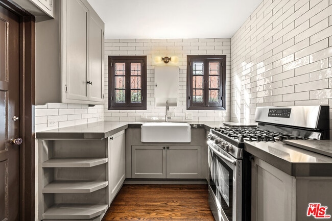 Photo - 1146 S Hayworth Ave