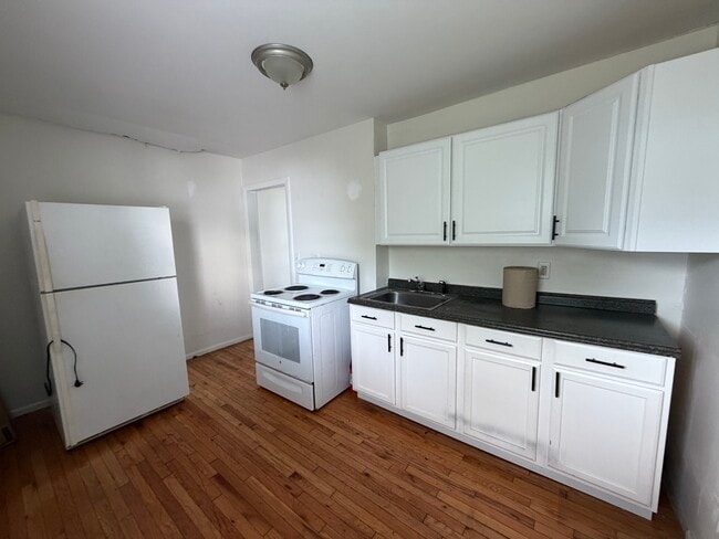 Building Photo - 120 Canton St Unit 2