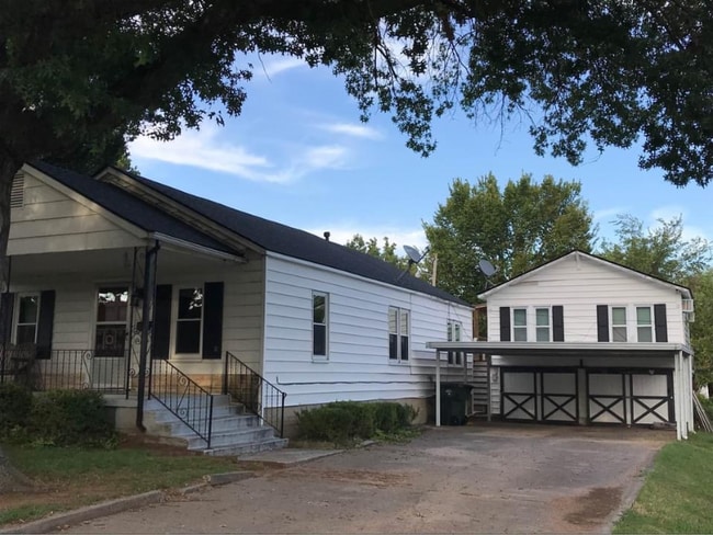 Building Photo - 704 1/2 W Robb Ave