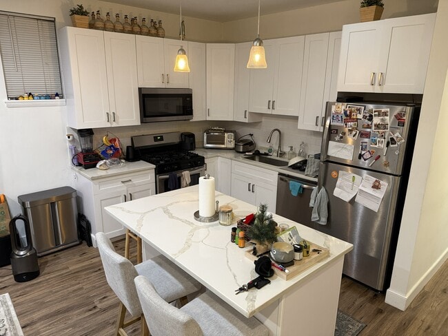 Kitchen - 1845 N Marshfield Ave Unit G