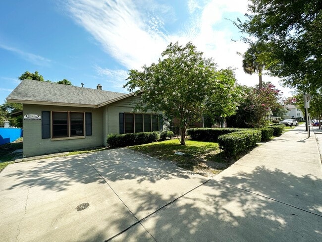 Building Photo - Huge 4 Bedroom, 2 Bathroom House Near Campus