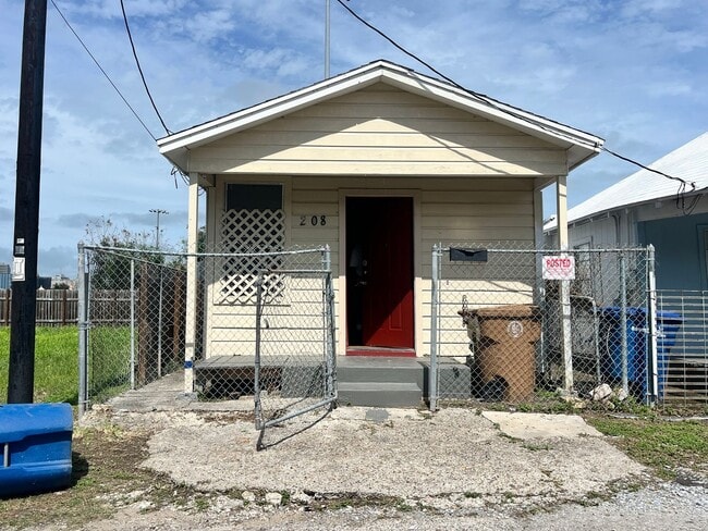 Building Photo - 1 Bedroom / 1 Bathroom Rental Home