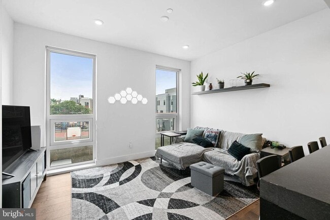 Building Photo - 1501 N 31st St Unit 215A Rental