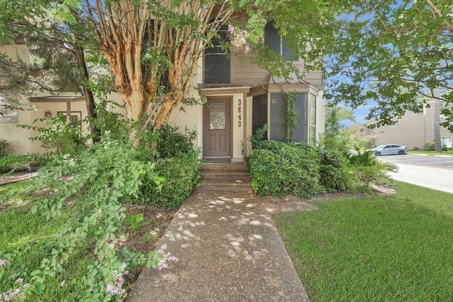 Building Photo - 3843 Knollcrest Dr Rental