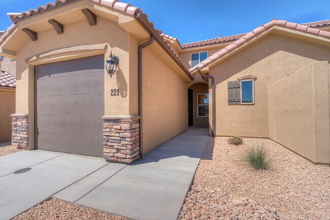 Photo - 4 Bedroom End Unit in Sienna Hills! Small Dog Friendly!