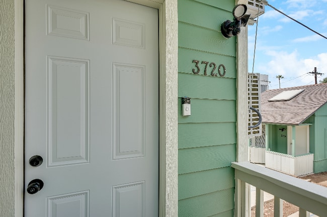 Photo - 3718-3726 First Ave. Unidad 3720