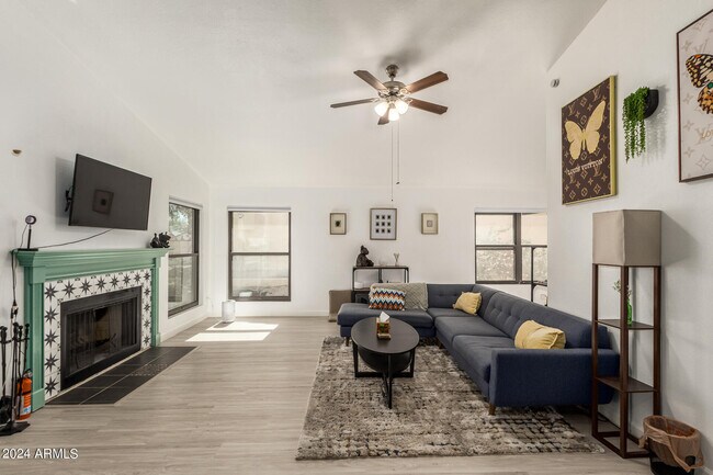 Photo - 416 E Susan Ln