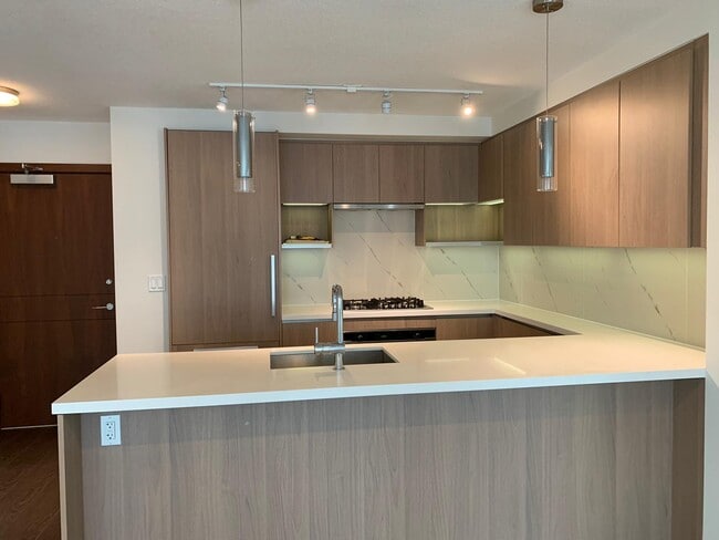 Photo - 909-8833 Hazelbridge Way Unité 909