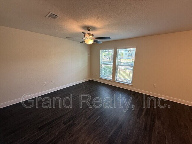 Photo - 4423 Village Oak Ln