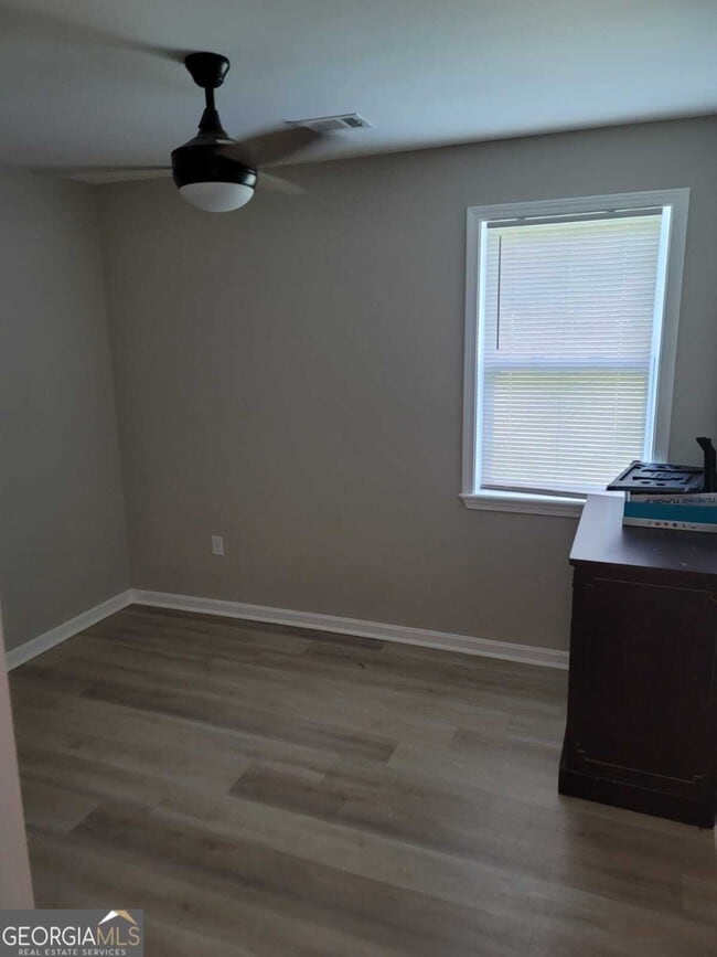 Photo - 1559 Alma St SW