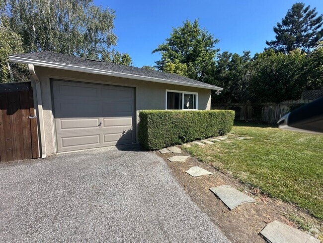 Building Photo - Studio Home in Desirable West Menlo Park- ...