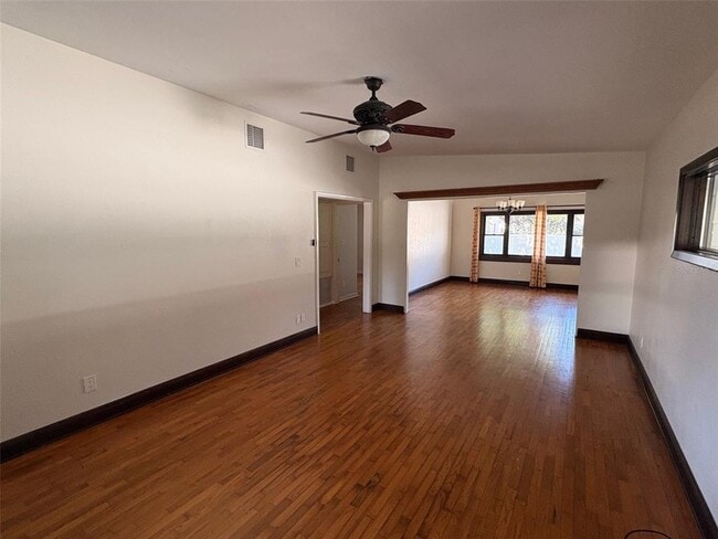 Photo - 1137 Oaks Blvd