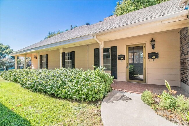 Building Photo - Amazing 2 Bed, 1.5 Bath- Half of Duplex Av... Rental