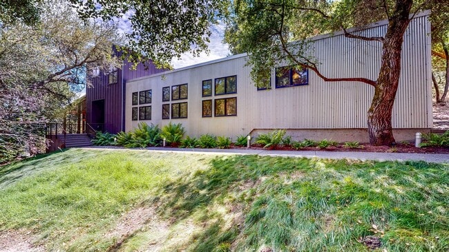 812 Leslie Rd