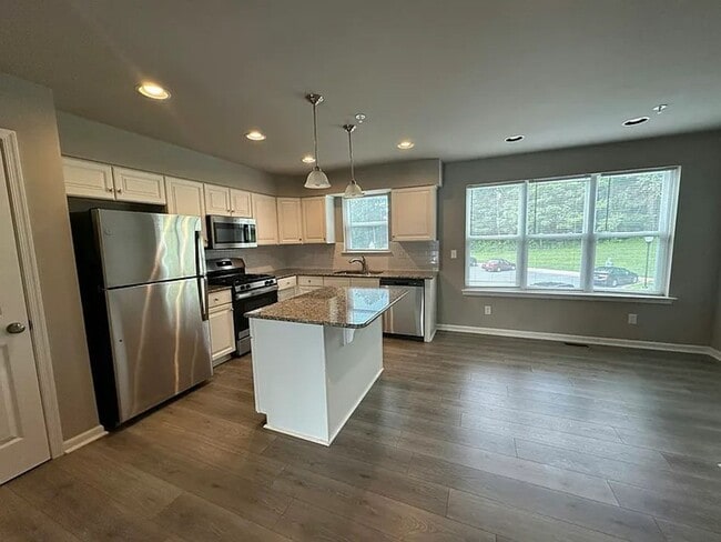 Building Photo - 115 High Pointe Dr Rental