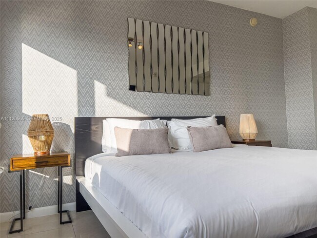 Building Photo - 3250 NE 1st Ave Unit 708