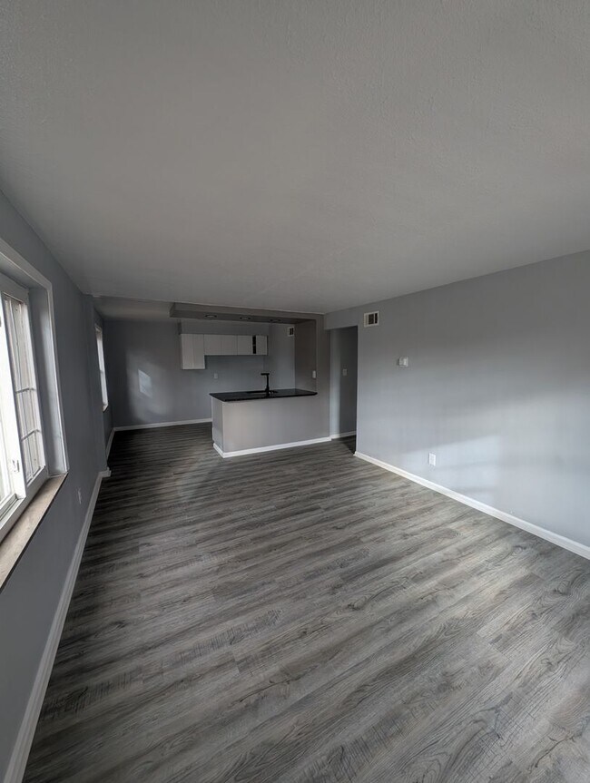 Photo - Charming Units in Euclid, Cleveland! Unidad -Up