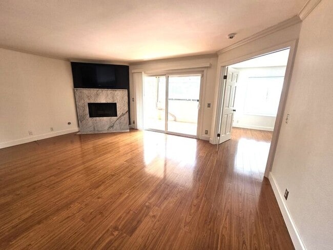 Building Photo - Beautiful 2 Bedroom 2 Bathroom Condo in La Jolla / UTC