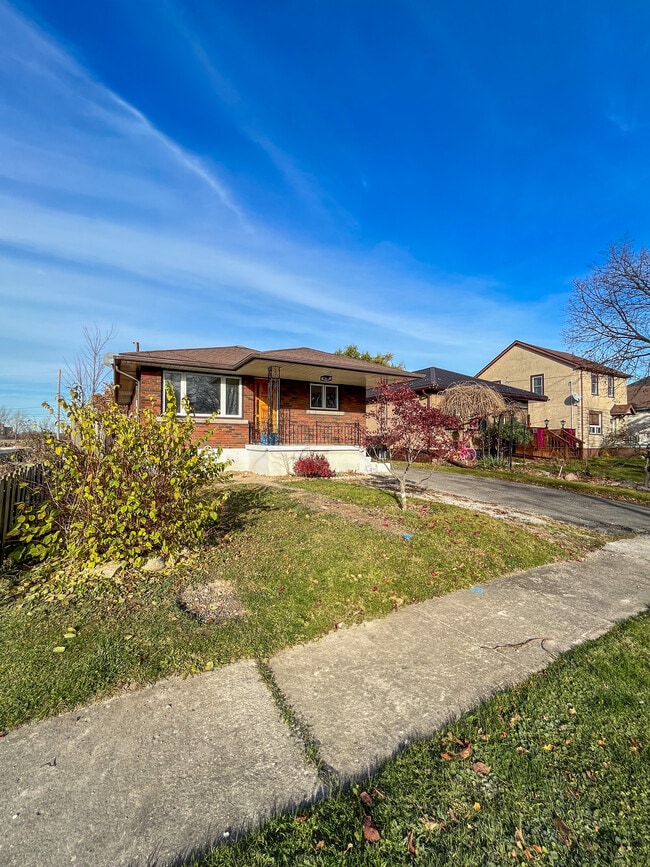 Building Photo - Main - 10 Fourth S Welland Ontario L3B 3X9