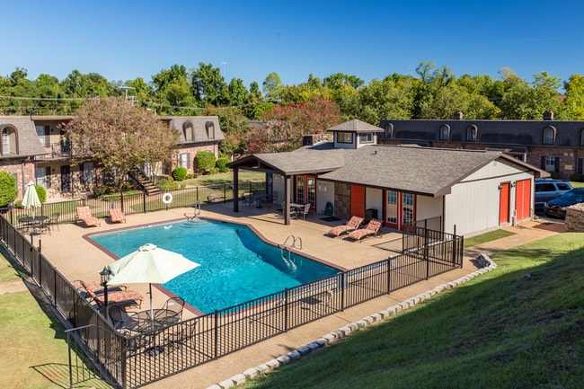 Pool and Clubhouse - Bienville Apartments