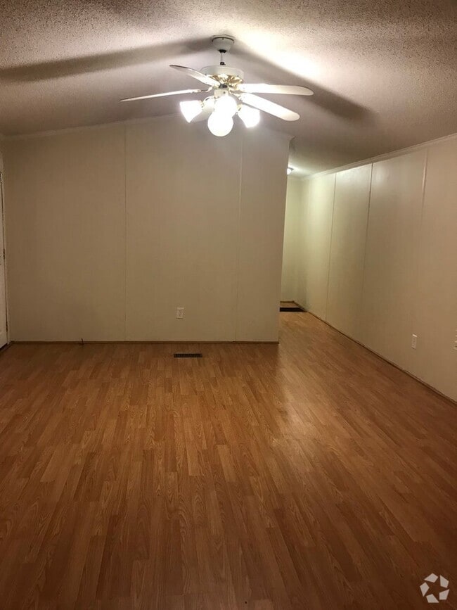 Building Photo - 2 BDRM 2 BATH MOBILE HOME LOCATED IN THE C...
