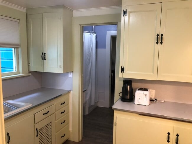 Fully furnished kitchen - 412 John Adams St Unit #2 Firstfloor